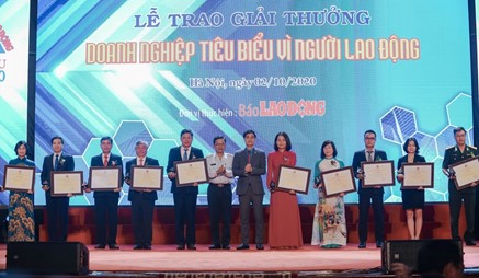 Đại diện Top 10 doanh nghiệp nhận bằng khen của Tổng liên đoàn lao động Việt Nam